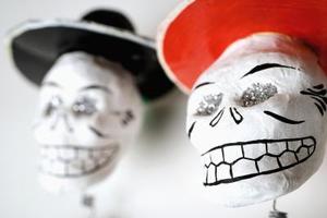 Halloween og papmaché Skulls