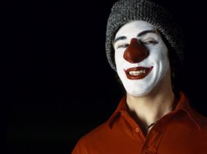Sådan ansøger Makeup til at ligne en Killer Clown til Halloween