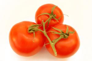 Hvor ofte skal du vand tomatplanter dyrket i en container på verandaen?