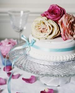 Hvordan til at dekorere en brudens kage bord