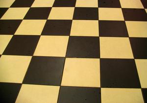 Hvordan man laver en keramiske fliser Checkerboard Table Top