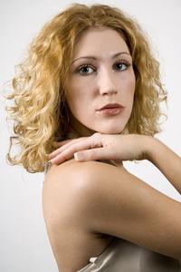 Frisurer til kvinder over 40 med naturligt krøllet hår