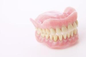 Hvad sker der, når falske tænder ikke passer?