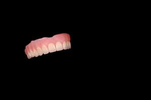Hvilke materialer bruges til at lave nye tandproteser?
