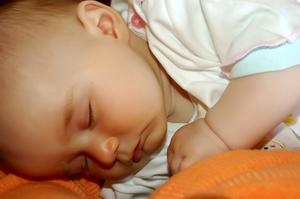 Hvordan man kan sætte en nyfødt baby til at sove
